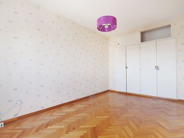 Dpto. 4 amb. en duplex con 2 balcones y cochera