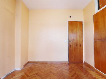 Dpto. 4 amb. en duplex con 2 balcones y cochera