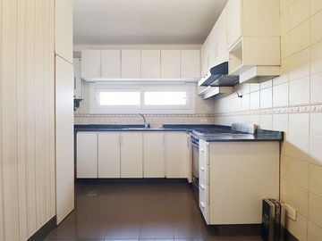 Dpto. 4 amb. en duplex con 2 balcones y cochera