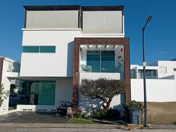 Venta de casa en Lomas de Angelópolis