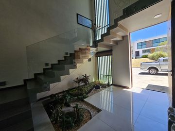 En venta: Moderna residencia en Paseo del Parque, Morelia