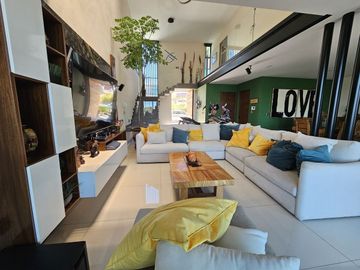En venta: Moderna residencia en Paseo del Parque, Morelia