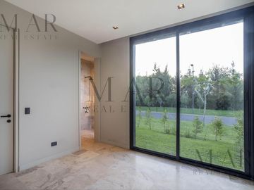 Casa en Venta, 5 suites, salida al río. El Yacht. Nordelta