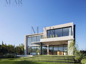 Casa en Venta, 5 suites, salida al río. El Yacht. Nordelta