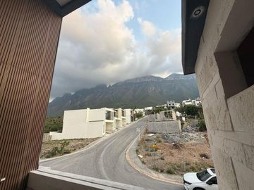 CASA EN VENTA EN CUMBRES ELITE PREMIER SECTOR ALPES