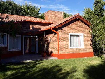 Neuquen. Venta Casa 2 dormitorios (suite) en una sola planta. Barrio Rincon Club de Campo
