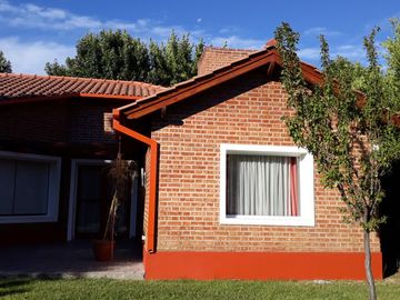 Neuquen. Venta Casa 2 dormitorios (suite) en una sola planta. Barrio Rincon Club de Campo