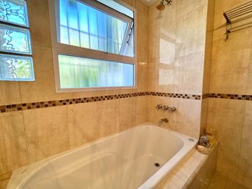 Venta 6 ambientes/Piso/2 cocheras/Impec/Reformado
