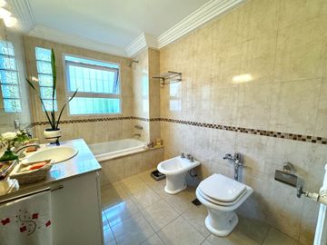 Venta 6 ambientes/Piso/2 cocheras/Impec/Reformado