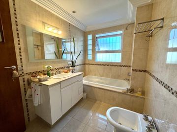 Venta 6 ambientes/Piso/2 cocheras/Impec/Reformado
