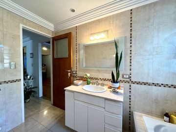 Venta 6 ambientes/Piso/2 cocheras/Impec/Reformado