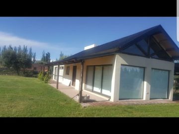 Oferta Vendo Casa Quinta amplia con 3200 m2 . Cuadro Benegas. San Rafael