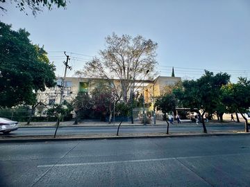 Departamento sobre San Jacinto frente al parque San Rafael