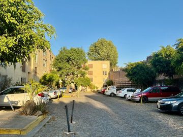 Departamento sobre San Jacinto frente al parque San Rafael