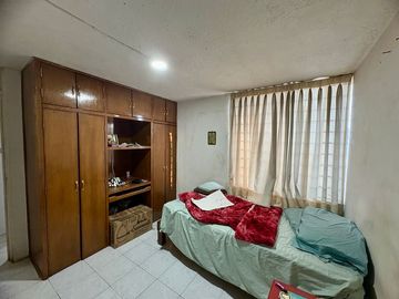 Departamento sobre San Jacinto frente al parque San Rafael