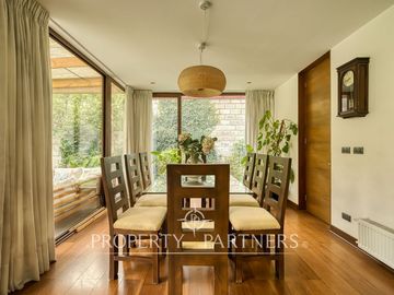 Venta de Hermosa casa mediterránea en Condominio La Reina Alta.