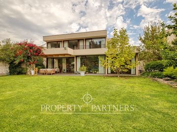 Venta de Hermosa casa mediterránea en Condominio La Reina Alta.
