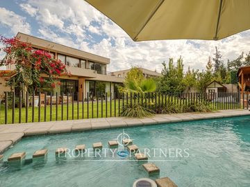 Venta de Hermosa casa mediterránea en Condominio La Reina Alta.