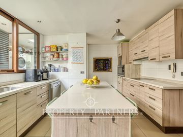 Venta de Hermosa casa mediterránea en Condominio La Reina Alta.