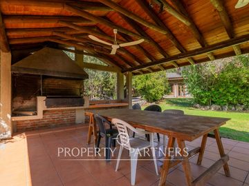 Parcela Llena de Luz y Espacios Abiertos en exclusivo y seguro condominio La Rinconada del Principal, Pirque (con piscina, quincho y un gran jardín)