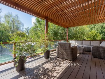 Parcela Llena de Luz y Espacios Abiertos en exclusivo y seguro condominio La Rinconada del Principal, Pirque (con piscina, quincho y un gran jardín)