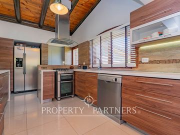 Parcela Llena de Luz y Espacios Abiertos en exclusivo y seguro condominio La Rinconada del Principal, Pirque (con piscina, quincho y un gran jardín)