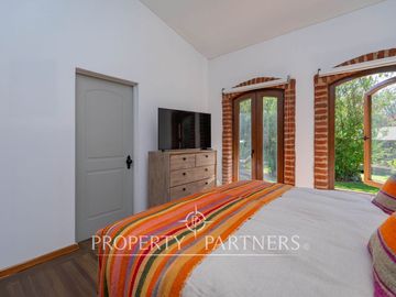 Parcela Llena de Luz y Espacios Abiertos en exclusivo y seguro condominio La Rinconada del Principal, Pirque (con piscina, quincho y un gran jardín)