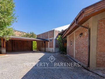 Parcela Llena de Luz y Espacios Abiertos en exclusivo y seguro condominio La Rinconada del Principal, Pirque (con piscina, quincho y un gran jardín)