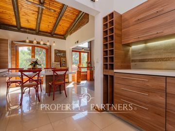 Parcela Llena de Luz y Espacios Abiertos en exclusivo y seguro condominio La Rinconada del Principal, Pirque (con piscina, quincho y un gran jardín)