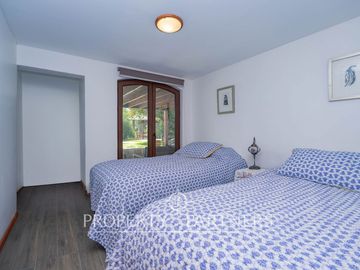 Parcela Llena de Luz y Espacios Abiertos en exclusivo y seguro condominio La Rinconada del Principal, Pirque (con piscina, quincho y un gran jardín)
