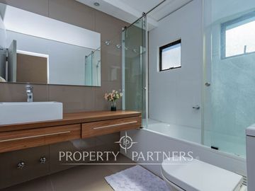 Parcela Llena de Luz y Espacios Abiertos en exclusivo y seguro condominio La Rinconada del Principal, Pirque (con piscina, quincho y un gran jardín)