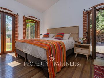 Parcela Llena de Luz y Espacios Abiertos en exclusivo y seguro condominio La Rinconada del Principal, Pirque (con piscina, quincho y un gran jardín)