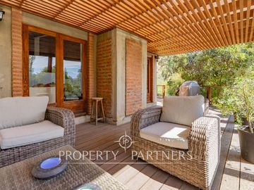 Parcela Llena de Luz y Espacios Abiertos en exclusivo y seguro condominio La Rinconada del Principal, Pirque (con piscina, quincho y un gran jardín)