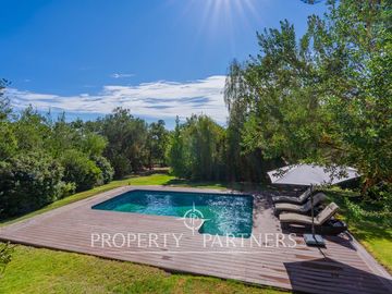 Parcela Llena de Luz y Espacios Abiertos en exclusivo y seguro condominio La Rinconada del Principal, Pirque (con piscina, quincho y un gran jardín)