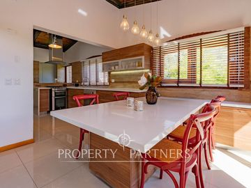 Parcela Llena de Luz y Espacios Abiertos en exclusivo y seguro condominio La Rinconada del Principal, Pirque (con piscina, quincho y un gran jardín)