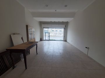 CASA CENTRICA CON LOCAL COMERCIAL