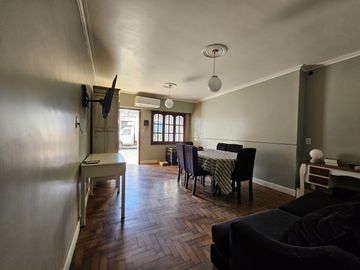 CASA CENTRICA CON LOCAL COMERCIAL