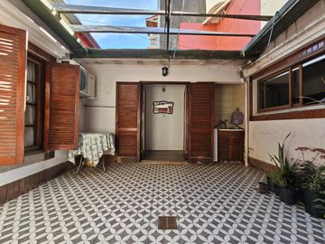 CASA CENTRICA CON LOCAL COMERCIAL