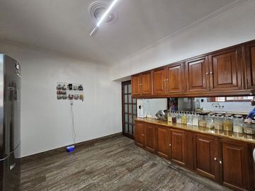 CASA CENTRICA CON LOCAL COMERCIAL