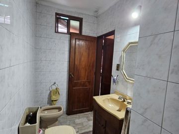 CASA CENTRICA CON LOCAL COMERCIAL