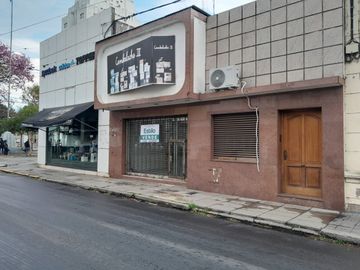 CASA CENTRICA CON LOCAL COMERCIAL