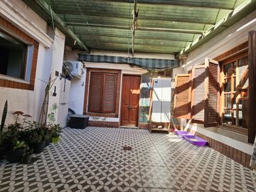 CASA CENTRICA CON LOCAL COMERCIAL