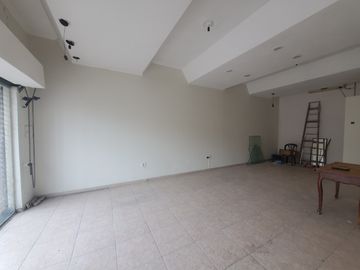 CASA CENTRICA CON LOCAL COMERCIAL