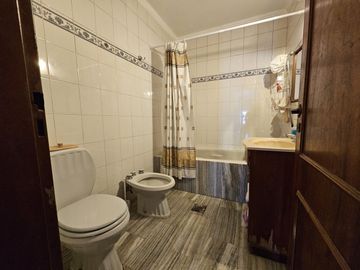 CASA CENTRICA CON LOCAL COMERCIAL