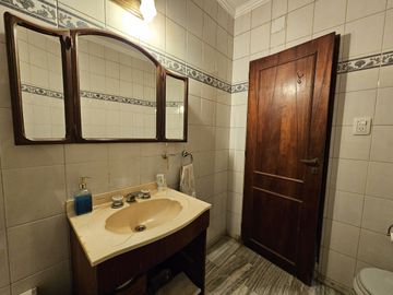 CASA CENTRICA CON LOCAL COMERCIAL