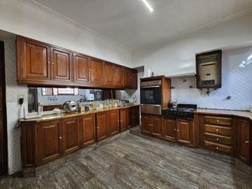 CASA CENTRICA CON LOCAL COMERCIAL