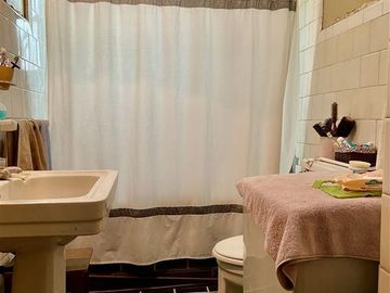 Casa en Venta en AMPLIO TERRENO EN CASA FAMILIAR EN LA REINA