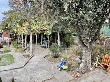 Casa en Venta en AMPLIO TERRENO EN CASA FAMILIAR EN LA REINA