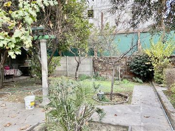 Casa en Venta en AMPLIO TERRENO EN CASA FAMILIAR EN LA REINA
