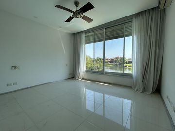 Casa en Venta al lago en Castores, Nordelta.